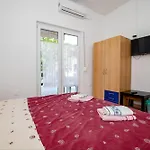 Mile Ferienhaus-excellent Location Close To Rab