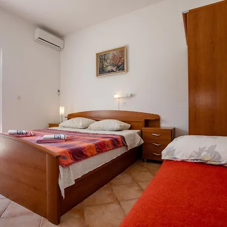 Сasa de vacaciones Mile Ferienhaus-excellent Location Close To Rab Rab Town