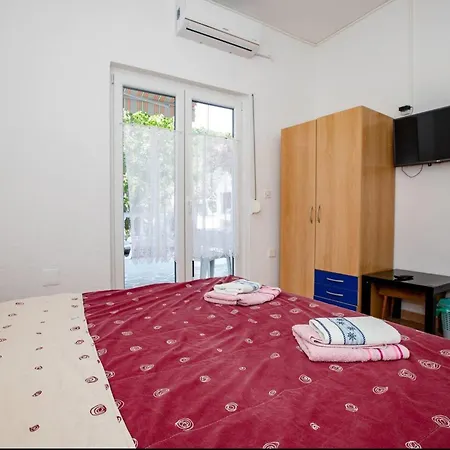 Mile Ferienhaus-excellent Location Close To Rab